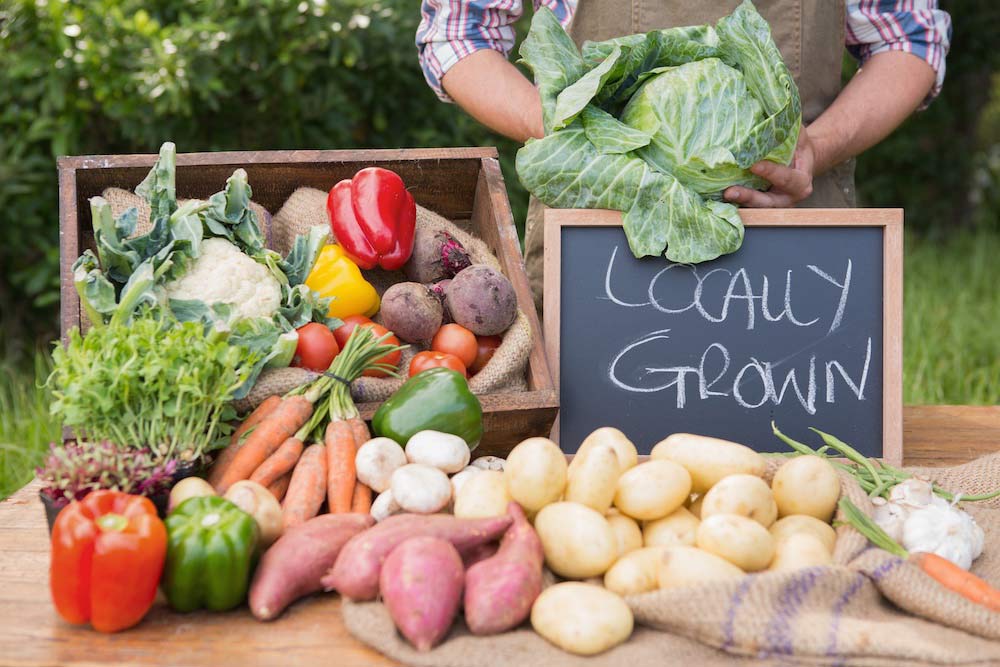 Bonde som säljer ekologiska grönsaker på en marknad